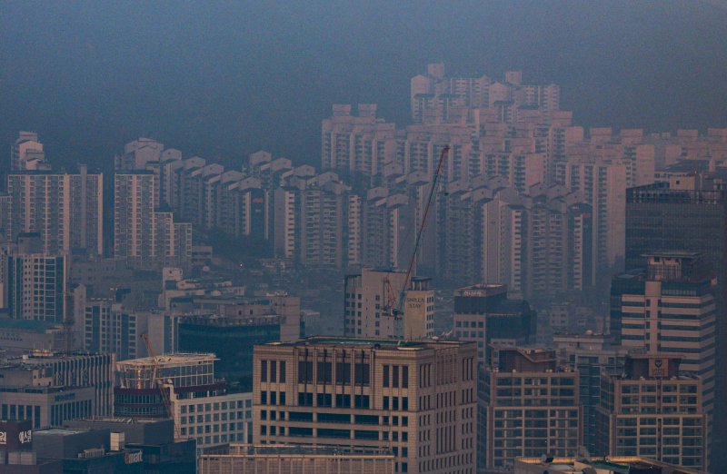 [서울=뉴시스] 정병혁 기자 = 7일 서울 중구 남산에서 서울시내 아파트가 보이고 있다. 2025.12.07. jhope@newsis.com