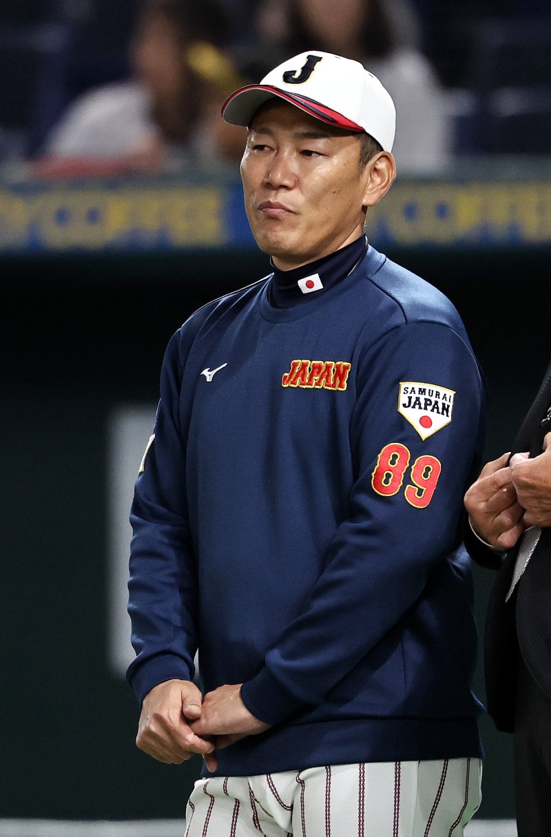 15일 오후 일본 도쿄돔에서 열리는 월드베이스볼클래식(WBC) 대비 평가전 '2025 케이 베이스볼 시리즈(K-BASEBALL SERIES)' 대한민국과 일본의 1차전 경기를 앞두고 이바타 히로카즈 일본 감독이 선수들의 훈련 모습을 지켜보고 있다. 2025.11.15/뉴스1 ⓒ News1 구윤성 기자