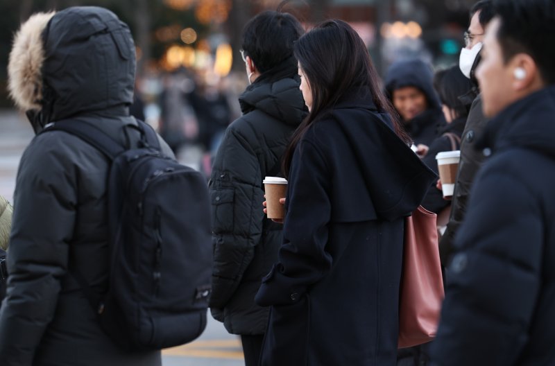 지난 4일 오전 서울 광화문네거리 일대에서 시민들이 추위 속 출근길 발걸음을 옮기고 있다. 2025.12.4/뉴스1 ⓒ News1 구윤성 기자