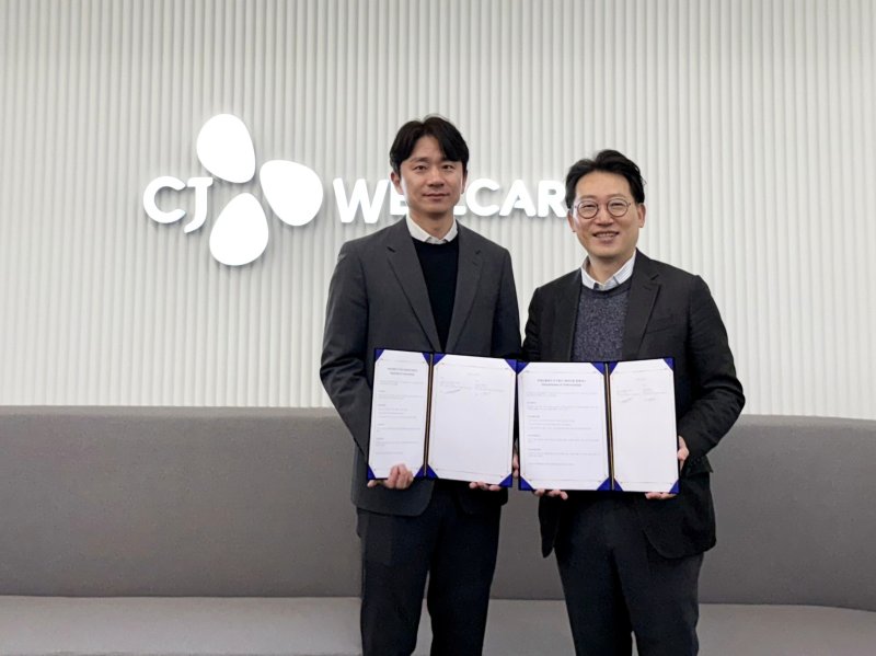 왼쪽부터 김슬기 바로팜 대표, 윤상배 CJ웰케어 대표가 협약서를 들고 있는 모습(CJ웰케어 제공)