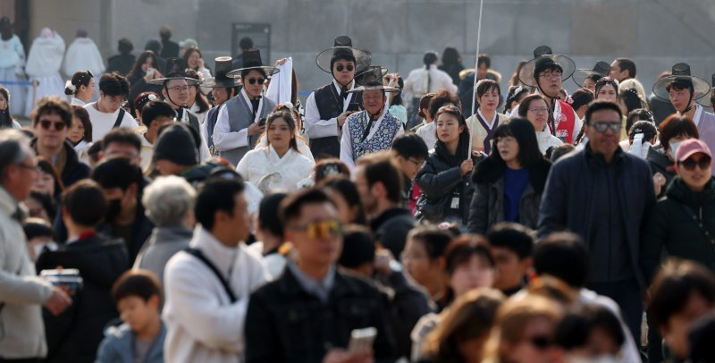 [서울=뉴시스] 추상철 기자 = 절기상 대설, 겨울답지 않은 포근한 날씨를 보인 7일 오후 서울 종로구 경복궁이 관광객으로 붐비고 있다. 2025.12.07. scchoo@newsis.com