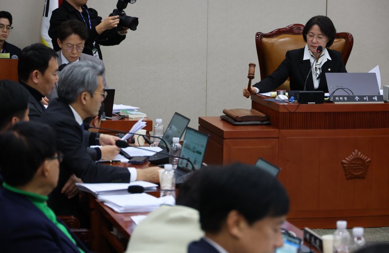 [서울=뉴시스] 김금보 기자 = 추미애 국회 법제사법위원회 위원장이 지난 3일 오후 서울 여의도 국회에서 열린 법제사법위원회 전체회의에서 의사봉을 두드리고 있다. 2025.12.03. kgb@newsis.com