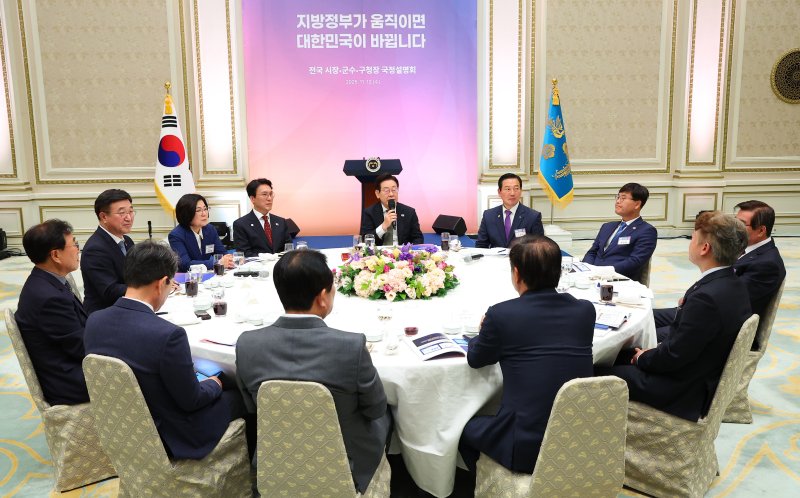 [서울=뉴시스] 최동준 기자 = 이재명 대통령이 12일 청와대 영빈관에서 열린 시장·군수·구청장 초청 국정설명회에서 발언하고 있다. (대통령실통신사진기자단) 2025.11.12. photocdj@newsis.com