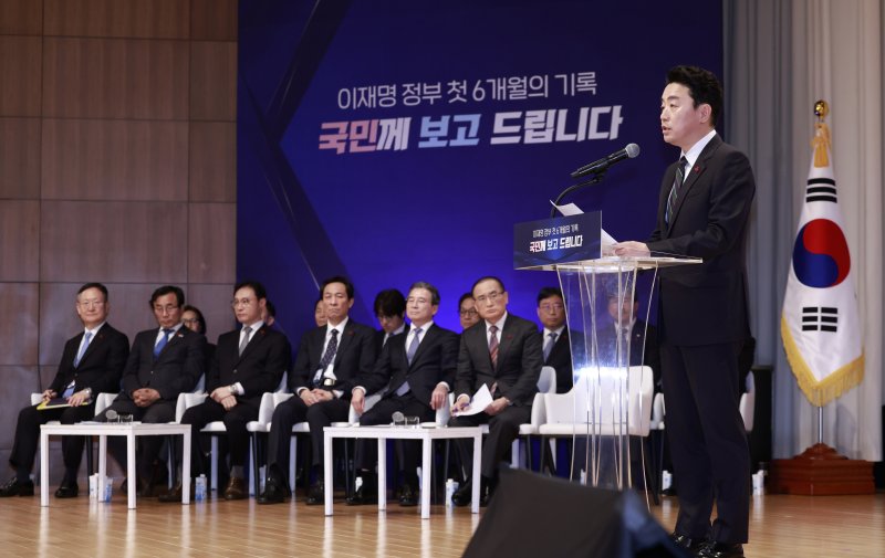 [서울=뉴시스] 최동준 기자 = 강훈식 비서실장이 7일 서울 용산 대통령실 청사에서 열린 3실장 및 수석비서관 '대통령실 6개월 성과 간담회'에서 발언하고 있다. 2025.12.07. photocdj@newsis.com