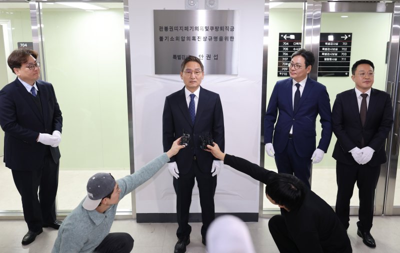 [서울=뉴시스] 배훈식 기자 = 안권섭 특별검사가 6일 오전 서울 서초구 관봉권 띠지 폐기 의혹 및 쿠팡 퇴직금 불기소 외압 의혹 진상규명을 위한 특검 사무소에서 열린 현판식에서 취재진의 질문에 답하고 있다. 2025.12.06. dahora83@newsis.com