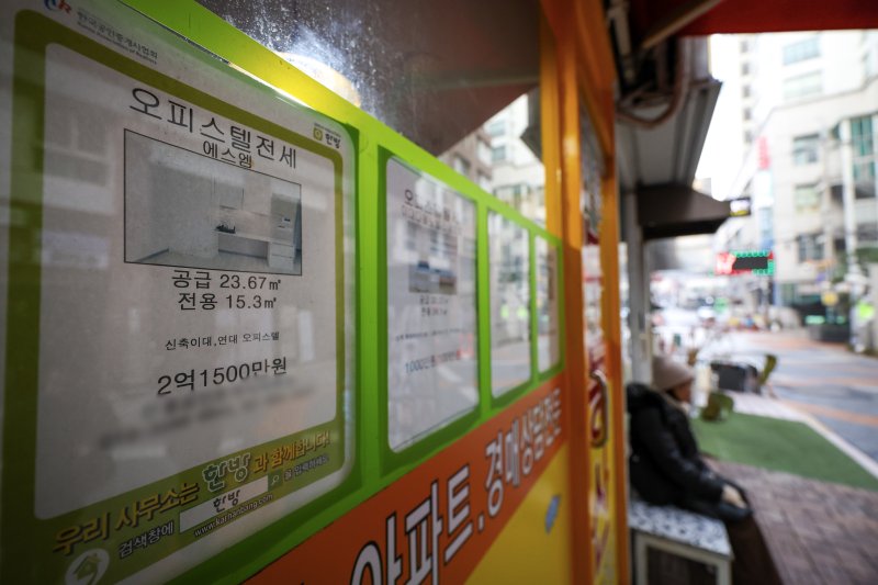 [서울=뉴시스] 정병혁 기자 = 7일 서울시내 부동산에 오피스텔 매물 안내문이 붙어 있다.서울 아파트 전세가격 오름세가 대체재인 오피스텔로 옮겨 가는 것으로 나타났다. 오피스텔은 전세와 함께 월세도 강세다. 지난달 서울 오피스텔 평균 전세가격은 2억3646만원으로 지난해 같은 달 2억3170만원보다 476만원, 2.1% 상승했다. 2025.12.07. jhope@newsis.com