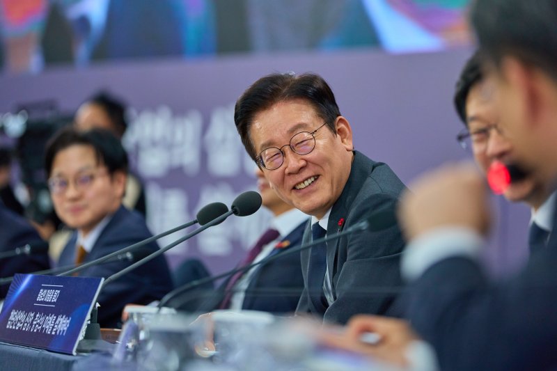 이재명 대통령이 5일 충남 천안시 한국기술교육대학교에서 열린 '충남의 마음을 듣다' 타운홀미팅에서 발언하고 있다. (대통령실 제공. 재판매 및 DB 금지) 2025.12.5/뉴스1 ⓒ News1 이재명 기자