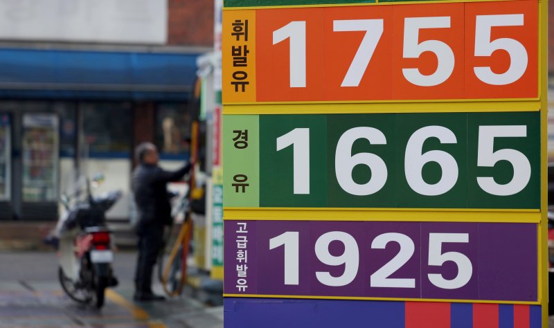 [서울=뉴시스] 김진아 기자 = 국내 기름값이 6주 연속 상승한 7일 서울의 한 주유소에 휘발유와 경유 가격이 게시되어 있다. 6일 한국석유공사 유가정보시스템 오피넷에 따르면 12월 첫째 주(11월30일~12월4일) 전국 주유소 휘발유 판매가는 리터(ℓ)당 1746.7원으로 직전 주 대비 1.7원 상승했다. 같은 기간 전국 주유소의 경유 판매가는 리터당 1662.9원으로, 직전 주보다 2.5원 비싸게 판매됐다. 2025.12.07. bluesoda@newsis.com
