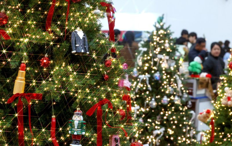 [대구=뉴시스] 이무열 기자 = 7일 대구 북구 엑스코에서 열린 ‘2025 대구 크리스마스 페어’를 찾은 시민들이 크리스마스트리와 장식 소품을 살펴보고 있다. 2025.12.07. lmy@newsis.com