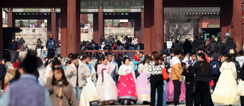 [서울=뉴시스] 추상철 기자 = 절기상 대설, 겨울답지 않은 포근한 날씨를 보인 7일 오후 서울 종로구 경복궁이 관광객으로 붐비고 있다. 2025.12.07. scchoo@newsis.com