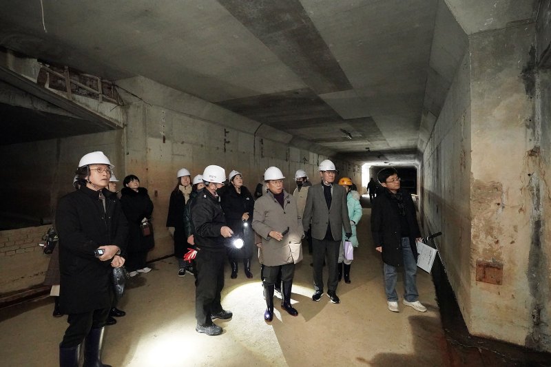 [성남=뉴시스] 경기 성남물빛정원 지하 공동구 활용도를 찾기 위해 진행 중인 시민 탐사대 프로그램에 참여 중인 신상진 성남시장. (사진=성남시 제공) 2025.12.08. photo@newsis.com