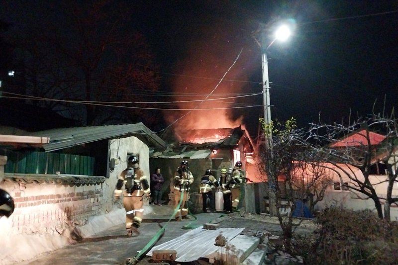 7일 오후 6시 19분쯤 상주시 신봉동 단독주택에서 불이나 소방 당국이 진화하고 있다.(경북소방본부 제공. 재판매 및 DB 금지)2025.12.8/뉴스1