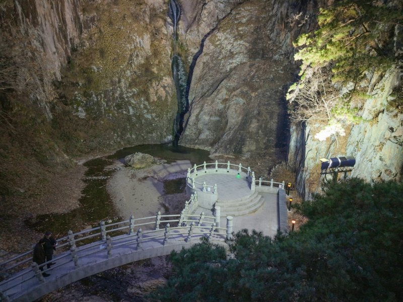 충북 영동군의 대표 관광지인 심천면 소재 옥계폭포 일대 경관개선사업이 마무리됐다.(영동군 제공. 재판매 및 DB금지) /뉴스1