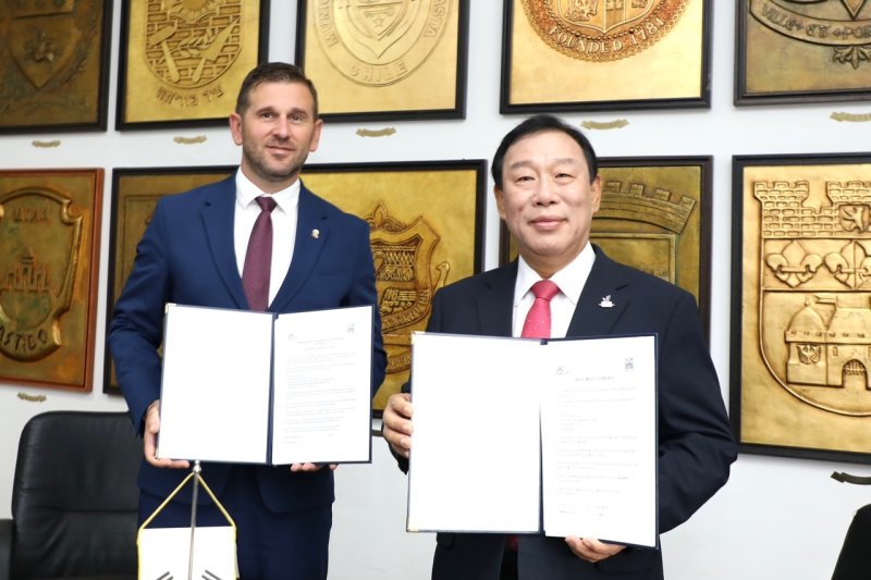 최민호 세종시장(오른쪽)이 크로아티아 스플리트시와 우호협력 협정서에 서명한 뒤 기념사진을 찍고 있다. (세종시 제공. 재판매 및 DB 금지)