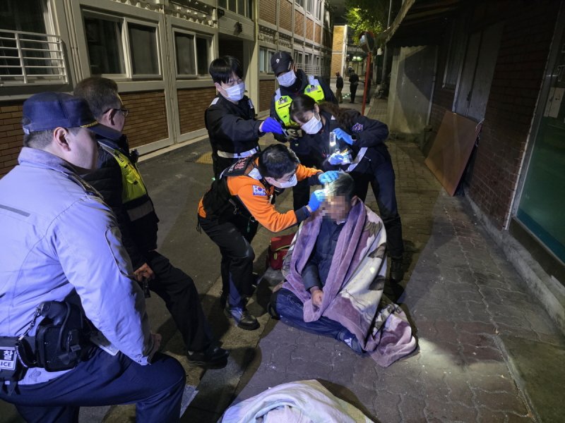 노숙인 건강을 확인하고 있는 모습.(영등포구 제공)