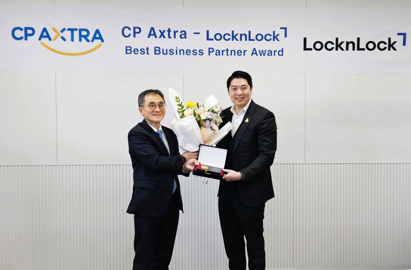 이영상 락앤락 대표이사(왼쪽)가 지난 5일 서울 태평로 본사에서 태국 최대 유통그룹 CP Axtra와 파트너십 미팅을 진행한뒤 기념촬영을 하고 있다. 락앤락 제공