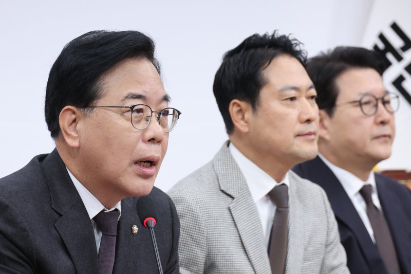 송언석 국민의힘 원내대표가 8일 서울 여의도 국회에서 열린 최고위원회의에서 발언하고 있다. 2025.12.8/뉴스1 ⓒ News1 신웅수 기자