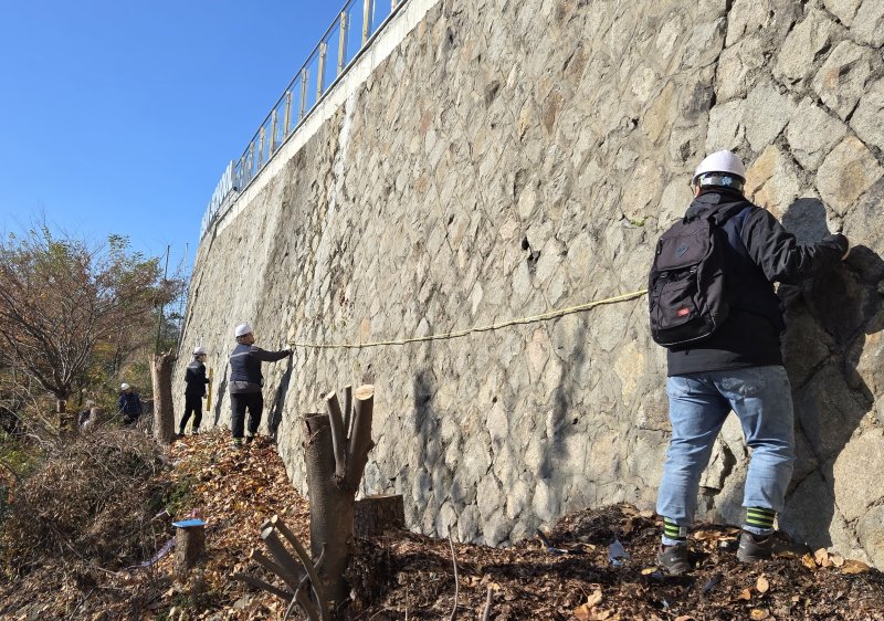 용산구가 오산고등학교 통학로 주변의 노후 옹벽·석축을 대상으로 안전진단 전문기관에 의뢰해 정밀안전점검을 진행하고 있다.(용산구 제공)