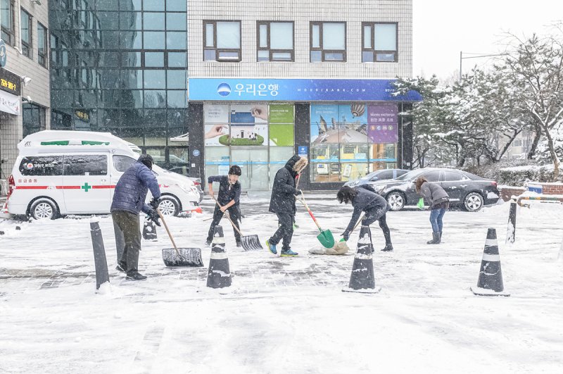 내 점포 앞 눈 치우고 있는 모습.(양천구 제공)