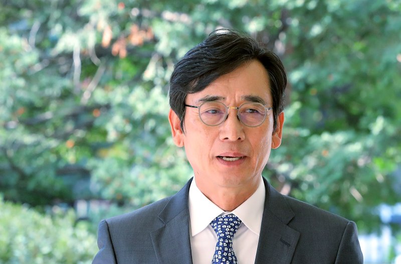 [서울=뉴시스] 사진은 기사 내용과 관련 없음. 유시민 전 노무현재단 이사장이 서울 마포구 서울서부지방법원에서 한동훈 법무부 장관에 대한 명예훼손 혐의 항소심 공판기일에 출석하고 있다. 2023.10.23.