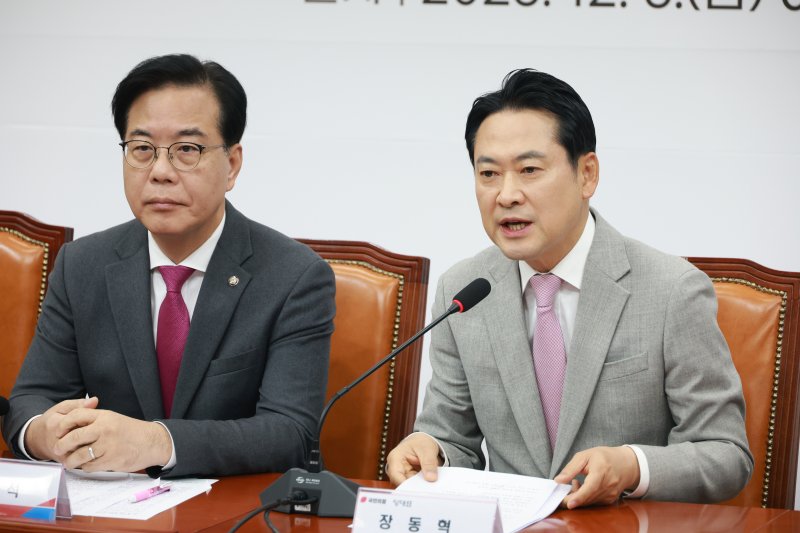 [서울=뉴시스] 고승민 기자 = 장동혁 국민의힘 대표가 5일 서울 여의도 국회에서 열린 이재명 정권 6개월 국정평가 회의에서 발언하고 있다. 2025.12.05. kkssmm99@newsis.com