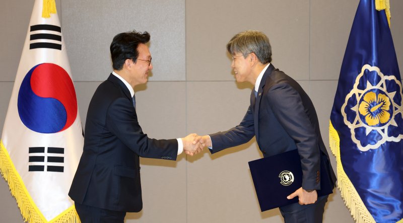 김민석 국무총리가 5일 오전 세종시 정부세종청사에서 김이탁 국토교통부 1차관에게 임명장을 수여하고 있다. 2025.12.5/뉴스1 ⓒ News1 김기남 기자