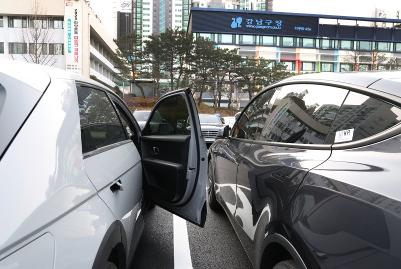 [서울=뉴시스]강남구청 주차장.