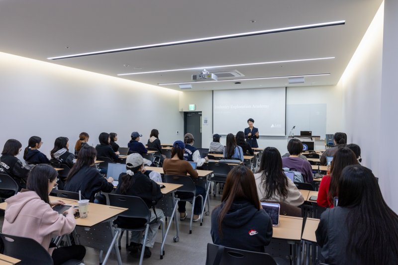 [서울=뉴시스] 숙명여대 '2025 산업군 탐색 아카데미'에서 학생들이 강의를 수강하고 있다. (사진=숙명여대 제공) 2025.12.08. photo@newsis.com *재판매 및 DB 금지