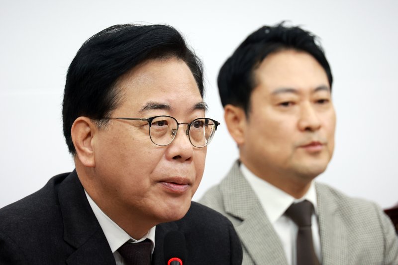 [서울=뉴시스] 고승민 기자 = 송언석 국민의힘 원내대표가 8일 서울 여의도 국회에서 열린 최고위원회의에서 발언하고 있다. 2025.12.08. kkssmm99@newsis.com