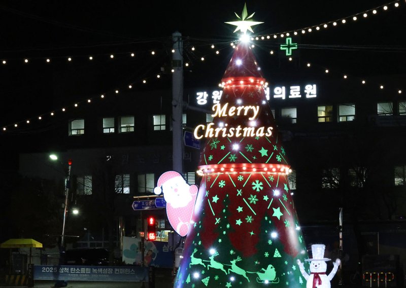 지난 7일 삼척의료원 앞에서 진행한 삼척시 크리스마스트리 점등식.(사진=삼척시 제공) *재판매 및 DB 금지