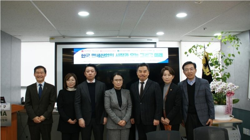 (왼쪽부터) 김범호 인천국제공항공사 부사장, 박문구 유통산업연구센터 대표, 고병욱 KEARNEY 상무, 구진경 산업연구원 실장, 서용구 숙명여대 교수, 안혜진 시티면세점 대표, 박창영 유통산업연구센터 상임고문.(유통산업연구센터 제공).