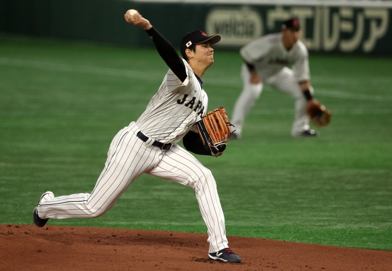 [도쿄=뉴시스] 김선웅 기자 = 9일 일본 도쿄돔에서 열린 월드베이스볼클래식(WBC) 2023 B조 일본과 중국의 경기, 1회초 일본 선발투수 오타니 쇼헤이가 역투하고 있다. 2023.03.09. mangusta@newsis.com