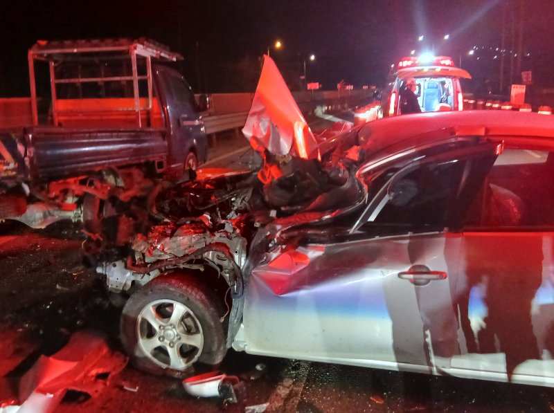 [청주=뉴시스] 8일 새벽 충북 청주시 청원구 오창읍의 교통사고 현장 (사진= 청주동부소방서 제공) 2025.12.08. photo@newsis.com *재판매 및 DB 금지