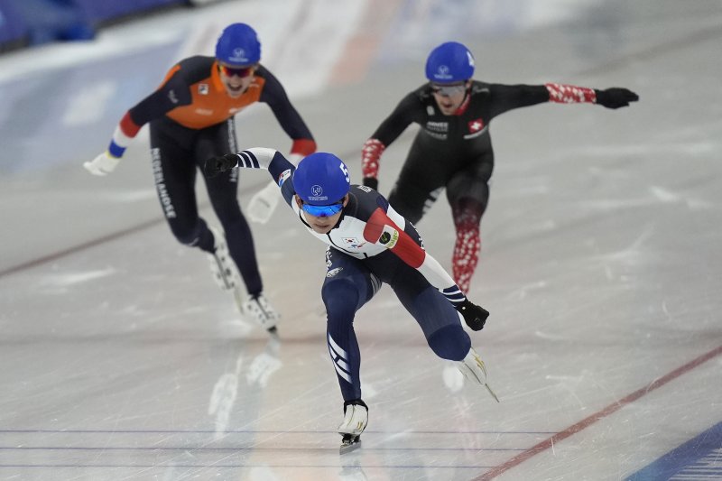 [솔트레이크시티=AP/뉴시스] 정재원이 미 유타주 솔트레이크시티 유타 올림픽 오벌에서 열린 2023-24 국제빙상경기연맹(ISU) 스피드스케이팅 월드컵 5차 남자 매스스타트에서 1위로 결승선을 통과하고 있다. 정재원은 7분42초35의 기록으로 금메달을 목에 걸었다. 2024.01.27.