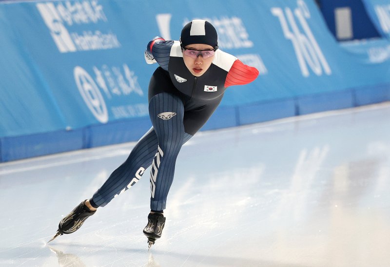 [하얼빈(중국)=뉴시스] 김선웅 기자 = 10일(현지 시간) 중국 하얼빈 헤이룽장 스피드스케이팅 오벌에서 열린 2025 하얼빈 동계아시안게임 스피드스케이팅 여자 500m 경기에서 대한민국 박지우가 질주하고 있다. 2025.02.10. mangusta@newsis.com