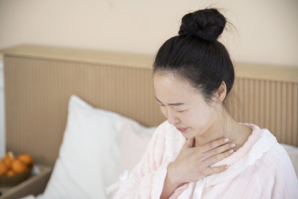 [서울=뉴시스] 8일 의료계에 따르면 후두염은 후두와 그 주변 조직에 염증이 생긴 상태로, 염증의 위치에 따라 후두개염, 후두 기관지염, 후두·기관·기관지염 등으로 구분된다. (사진=유토이미지 제공) 2025.10.10. photo@newsis.com *재판매 및 DB 금지