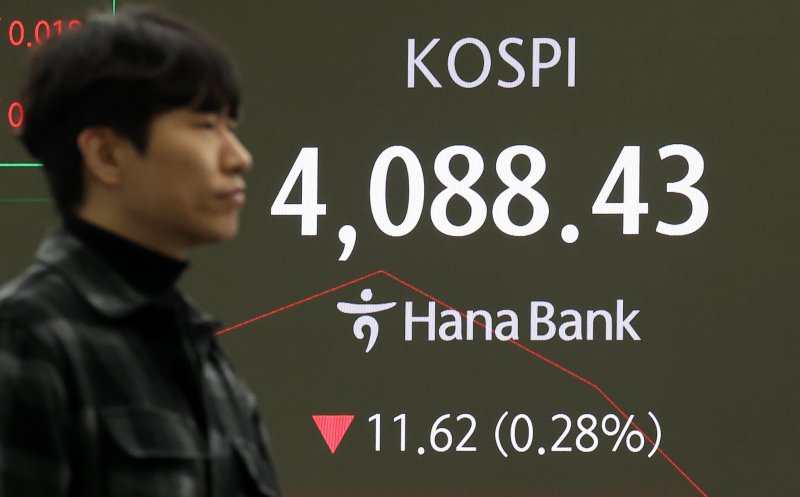 [서울=뉴시스] 김선웅 기자 = 코스피가 전 거래일(4100.05)보다 9.20포인트(0.22%) 오른 4109.25에 거래를 시작해 장 초반 4100선 아래로 떨어진 8일 오전 서울 중구 하나은행 본점 딜링룸에서 딜러가 업무를 수행하고 있다. 2025.12.08. mangusta@newsis.com