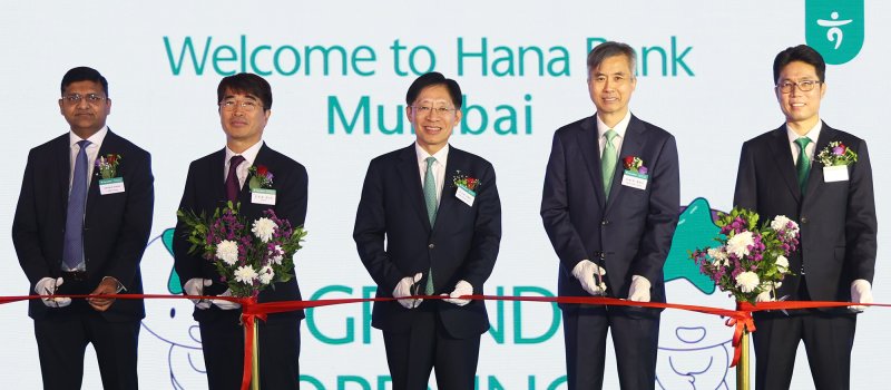 [서울=뉴시스]하나금융그룹은 인도에서 글로벌 비즈니스를 확대하기 위해 지난 3일과 5일(현지시간) 인도 데바나할리와 뭄바이에 신규 지점을 개설했다고 8일 밝혔다. (사진=하나금융 제공). 2025.12.08. photo@newsis.com