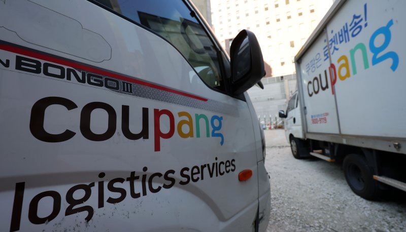 [서울=뉴시스] 홍효식 기자 = 쿠팡 대규모 개인정보 유출 사태로 논란이 이어지는 4일 서울 시내 한 차고지에 쿠팡 배송 차량이 주차돼 있다.온라인상에서 비정상 로그인 시도, 해외 결제 승인 알림, 스미싱 문자 수신 등 2차 피해 사례가 잇따르면서 소비자 불안감이 커져 쿠팡 서비스를 중단하거나 계정을 삭제하려는 소비자들이 늘고 있다. 업계에 따르면 쿠팡 사태 이후 온라인 자영업자 커뮤니티를 중심으로 주문 감소를 호소하는 글이 잇따르고 있다. 또한 한국어로 서비스되는 쿠팡 플랫폼 뒤에 중국인을 포함한 외국인 개발 인력들이 있었다는 사