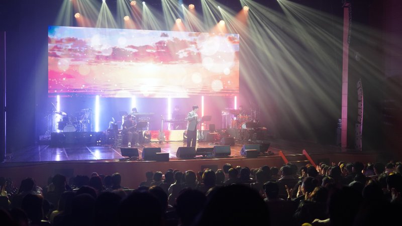 [서산=뉴시스] 충남 서산시가 지난 5일 서산시문화회관에서 개최한 '2025송년 콘서트' 중 초대 가수가 열연을 펼치고 있다. (사진=서산시 제공) 2025.12.08. photo@newsis.com *재판매 및 DB 금지