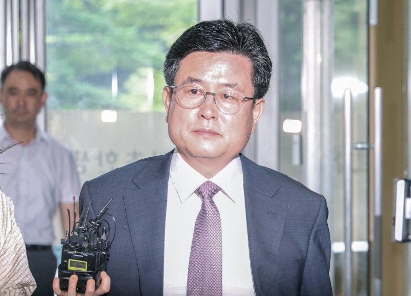 [서울=뉴시스] 김진아 기자 = 강의구 전 대통령비서실 부속실장이 16일 서울 서초구 순직해병 특검 사무실에 참고인 신분으로 출석하고 있다. 2025.07.16. bluesoda@newsis.com