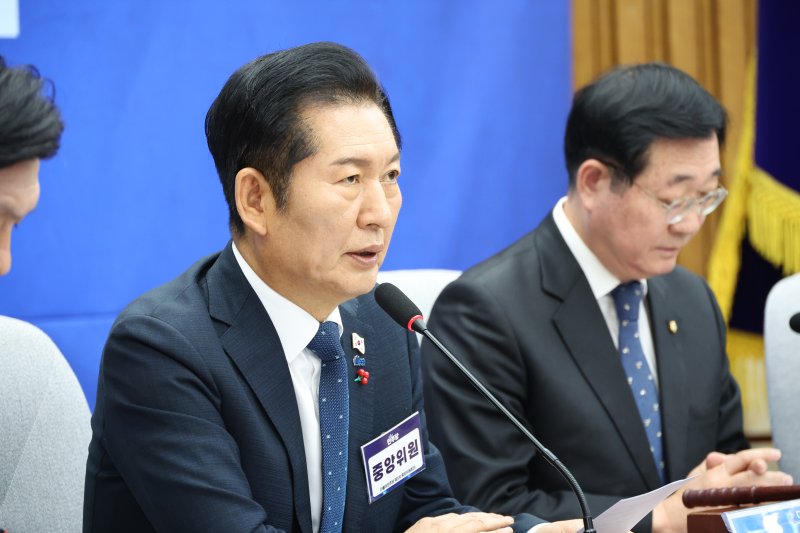 [서울=뉴시스] 김금보 기자 = 정청래 더불어민주당 대표가 지난 5일 서울 여의도 국회에서 열린 제3차 중앙위원회의에서 발언하고 있다. 2025.12.08. kgb@newsis.com