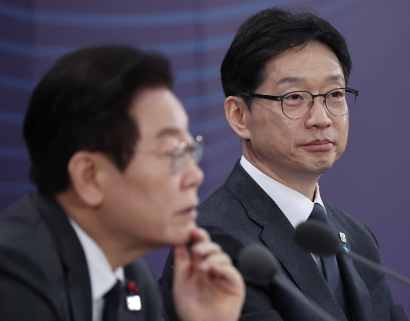 [천안=뉴시스] 고범준 기자 = 김경수 지방시대위원회 위원장이 5일 충남 천안시 한국기술교육대학교에서 열린 '충남의 마음을 듣다' 타운홀미팅에서 참석자 발언을 듣고 있다. (대통령실통신사진기자단) 2025.12.05. bjko@newsis.com