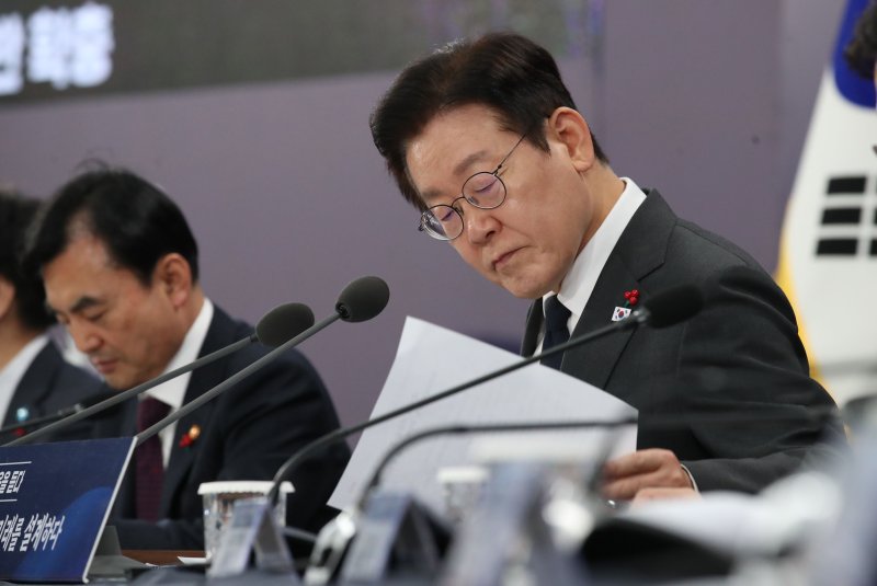 이재명 대통령이 5일 오후 충남 천안 한국기술교육대학교에서 열린 ‘충남의 마음을 담다’ 타운홀미팅 간담회에서 자료를 살펴보고 있다. 2025.12.5/뉴스1 ⓒ News1 대전충남사진공동취재단