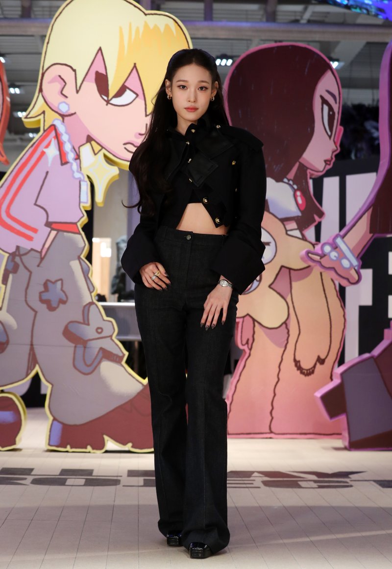 [서울=뉴시스] 김혜진 기자 = 그룹 올데이프로젝트 애니가 8일 오전 서울 성동구 EQL에서 열린 첫 EP '올데이 프로젝트' 발매 기념 포토행사에서 포즈를 취하고 있다. 2025.12.08. jini@newsis.com