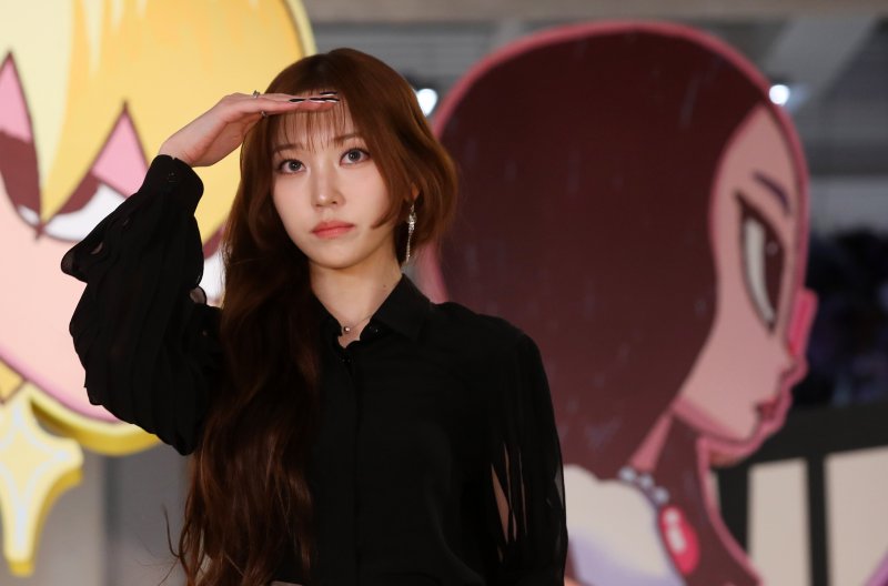 [서울=뉴시스] 김혜진 기자 = 그룹 올데이프로젝트 영서가 8일 오전 서울 성동구 EQL에서 열린 첫 EP '올데이 프로젝트' 발매 기념 포토행사에서 포즈를 취하고 있다. 2025.12.08. jini@newsis.com