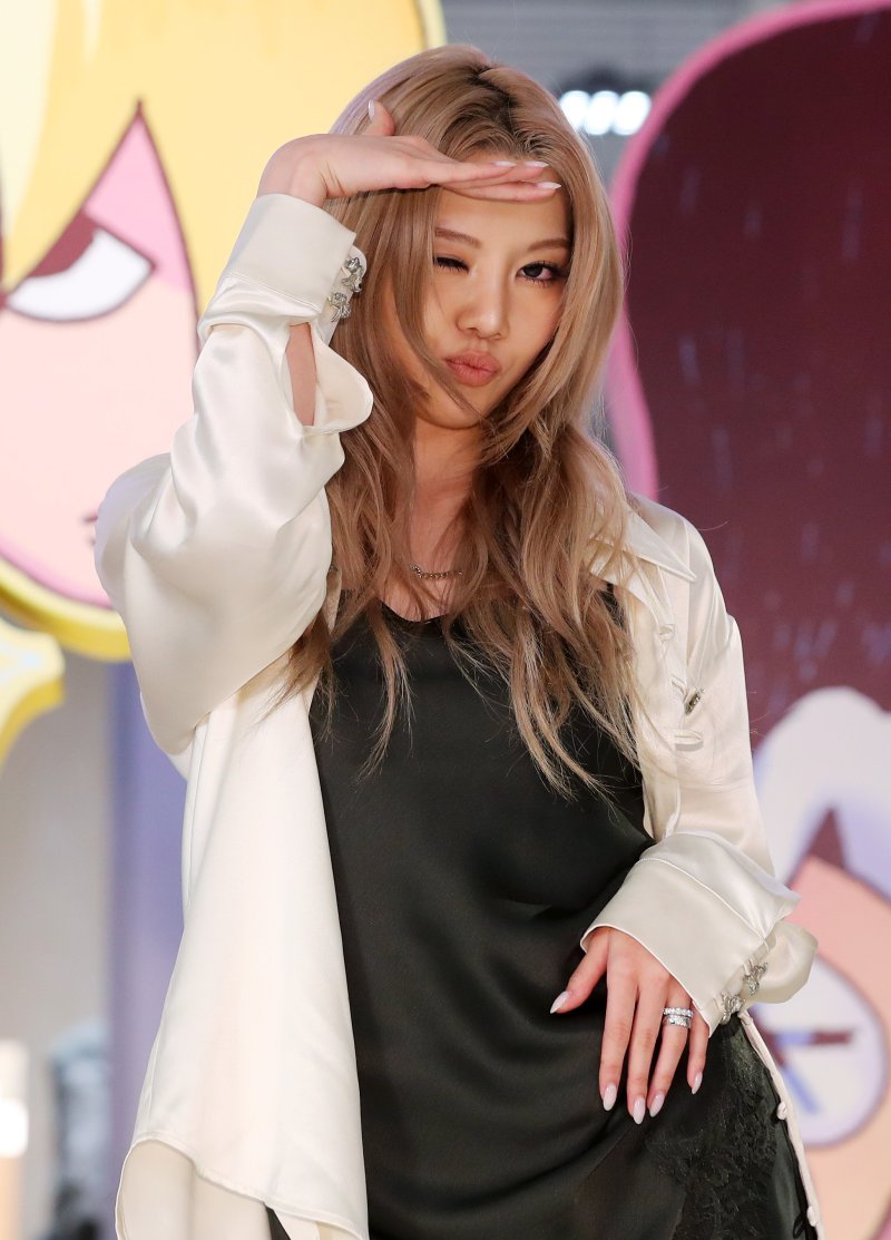 [서울=뉴시스] 김혜진 기자 = 그룹 올데이프로젝트 베일리가 8일 오전 서울 성동구 EQL에서 열린 첫 EP '올데이 프로젝트' 발매 기념 포토행사에서 포즈를 취하고 있다. 2025.12.08. jini@newsis.com