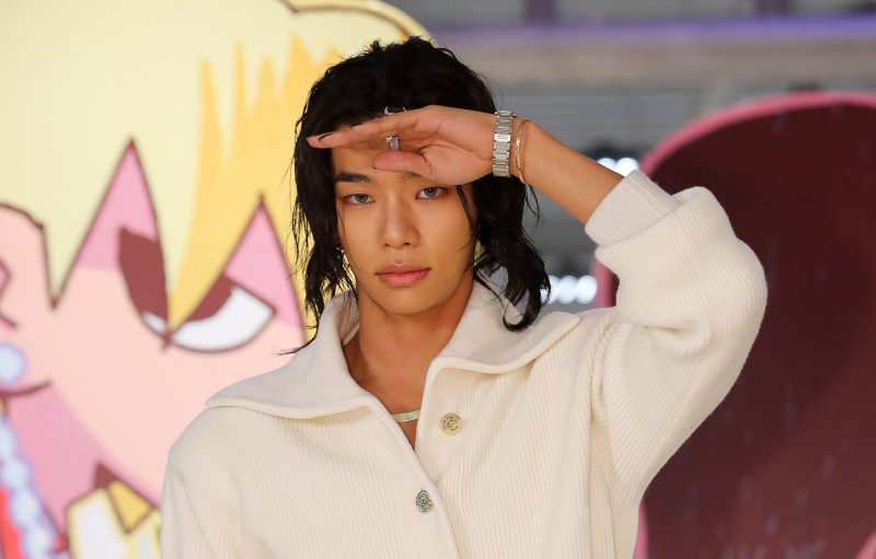 [서울=뉴시스] 김혜진 기자 = 그룹 올데이프로젝트 타잔이 8일 오전 서울 성동구 EQL에서 열린 첫 EP '올데이 프로젝트' 발매 기념 포토행사에서 포즈를 취하고 있다. 2025.12.08. jini@newsis.com