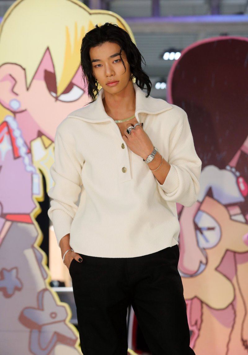 [서울=뉴시스] 김혜진 기자 = 그룹 올데이프로젝트 타잔이 8일 오전 서울 성동구 EQL에서 열린 첫 EP '올데이 프로젝트' 발매 기념 포토행사에서 포즈를 취하고 있다. 2025.12.08. jini@newsis.com