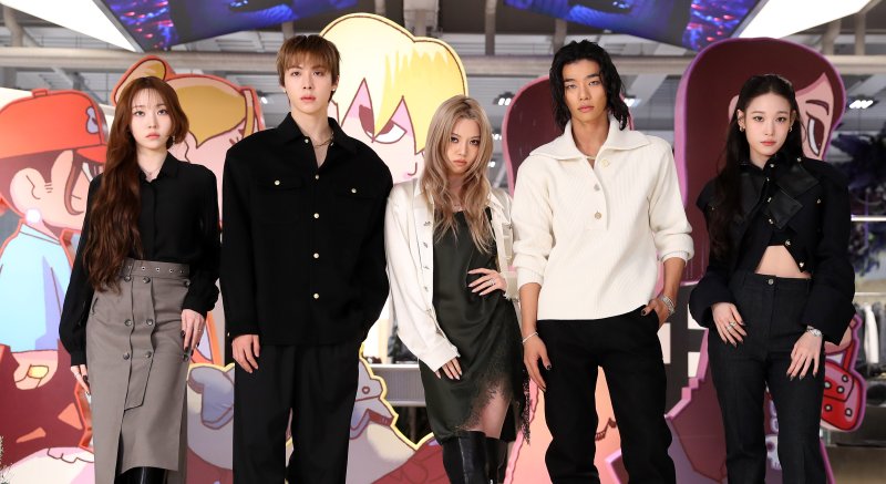 [서울=뉴시스] 김혜진 기자 = 그룹 올데이프로젝트(왼쪽부터 영서, 우찬, 베일리, 타잔, 애니)가 8일 오전 서울 성동구 EQL에서 열린 첫 EP '올데이 프로젝트' 발매 기념 포토행사에서 포즈를 취하고 있다. 2025.12.08. jini@newsis.com